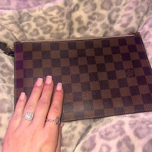 Louis Vuitton neverfull pouch (light pink inside)